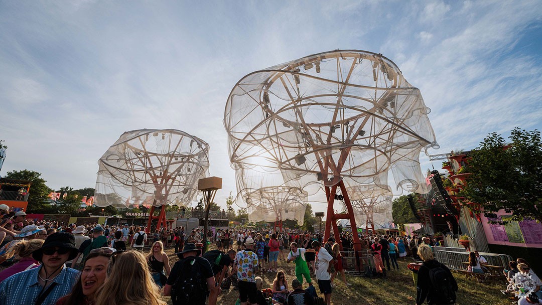 音乐节惊现“坦克艺术”，嘲讽科技巨头火星梦！第1张图片